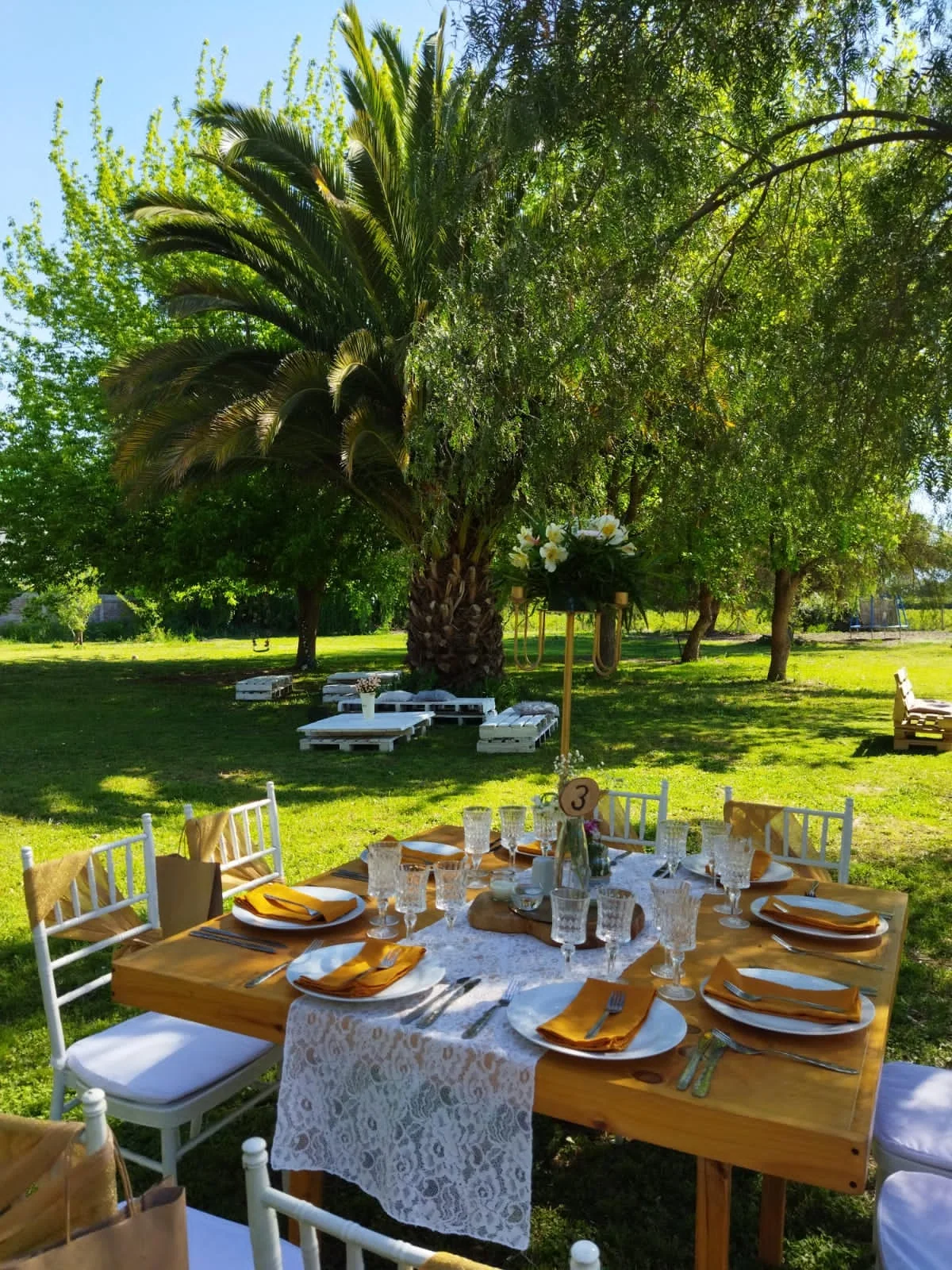 Mesa preparada al aire libre en los jardines