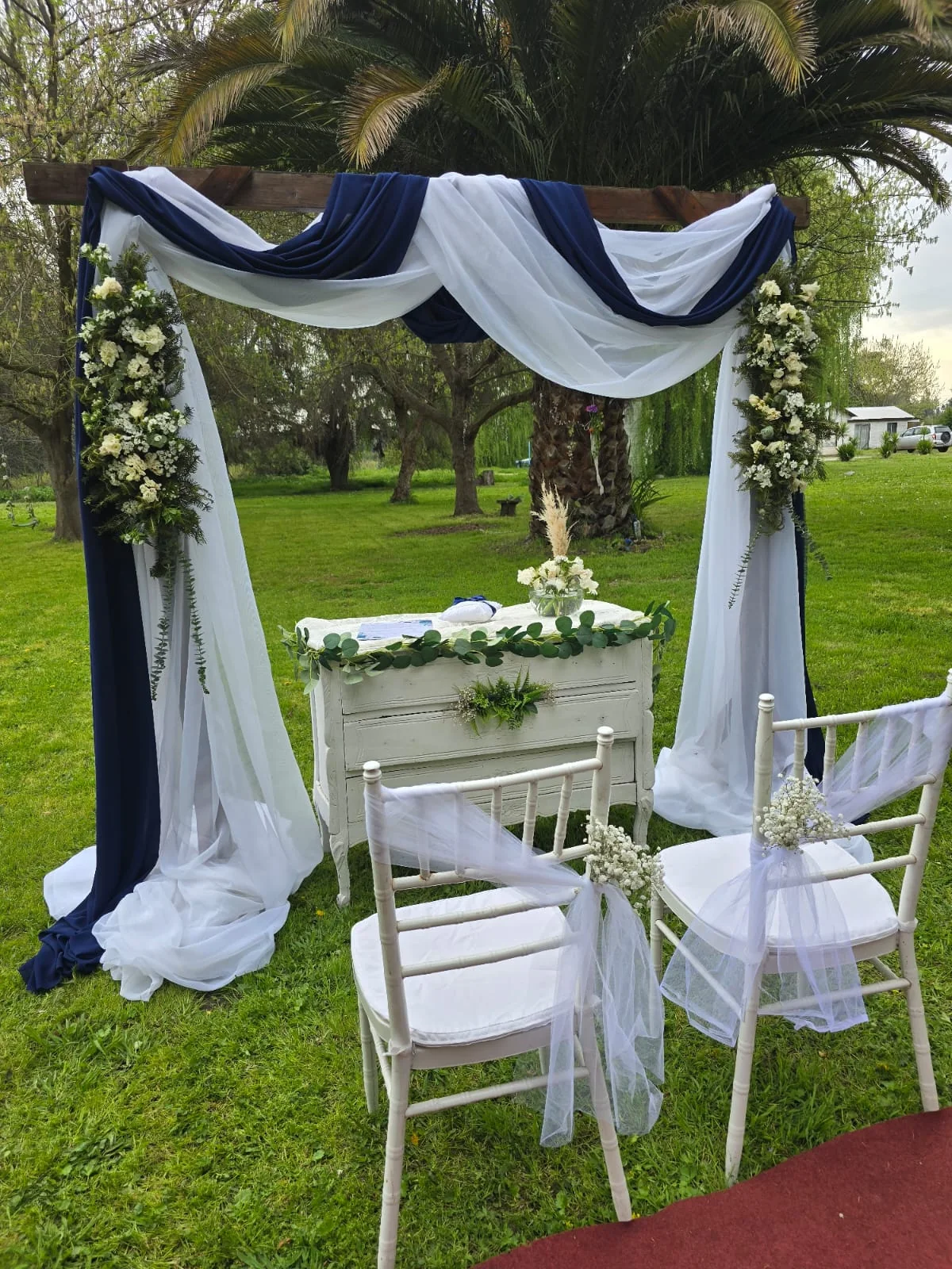 Arco y mesa decorados para ceremonia