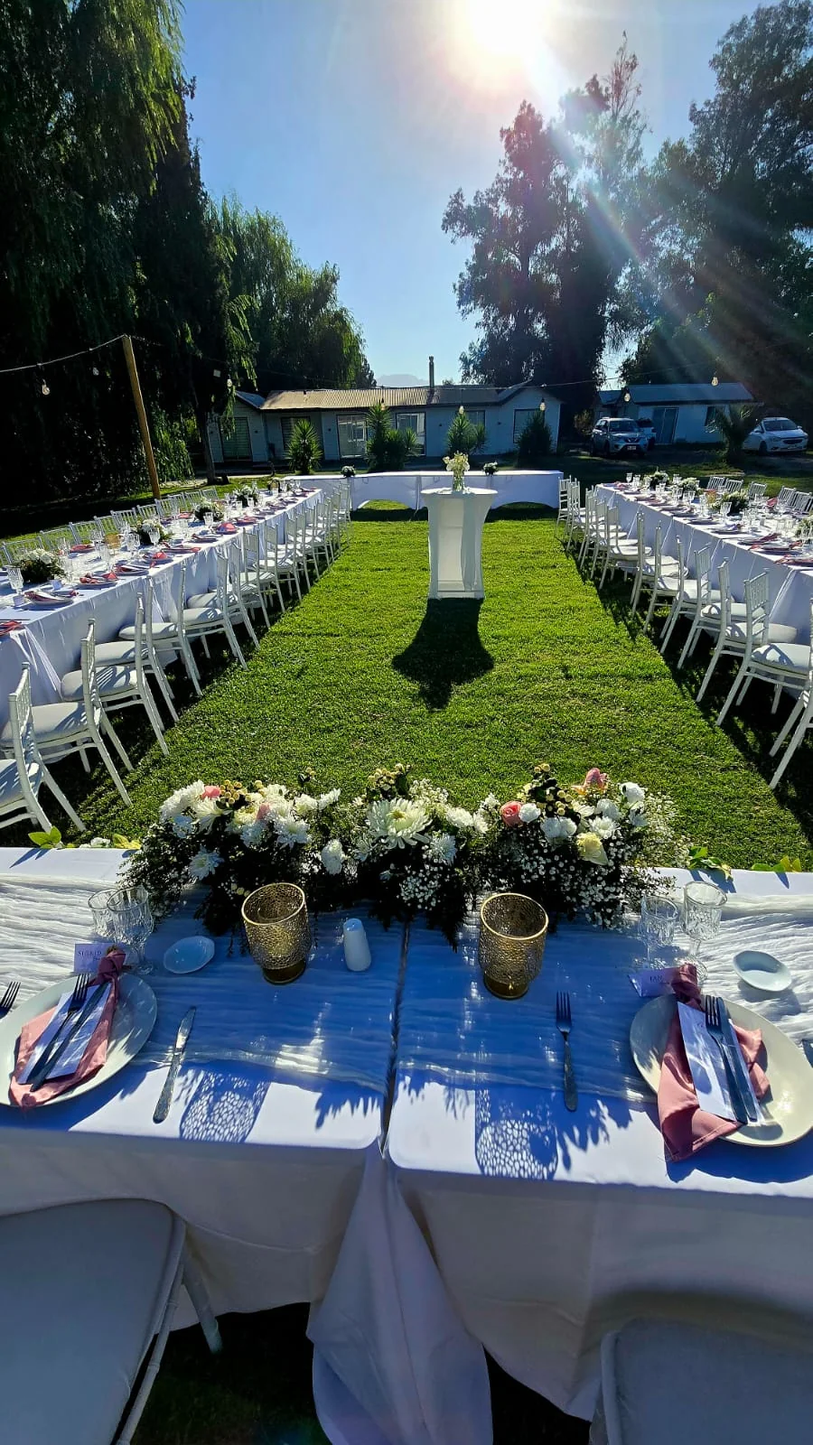 Mesa larga preparada para celebración exterior