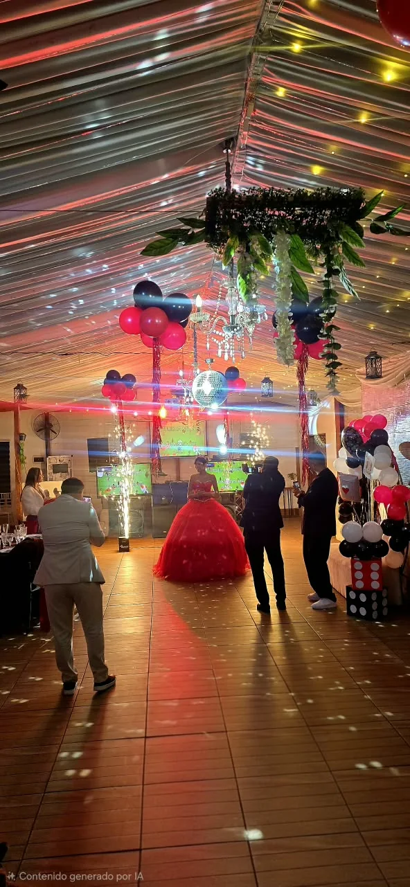 Celebración con globos, luces y efectos