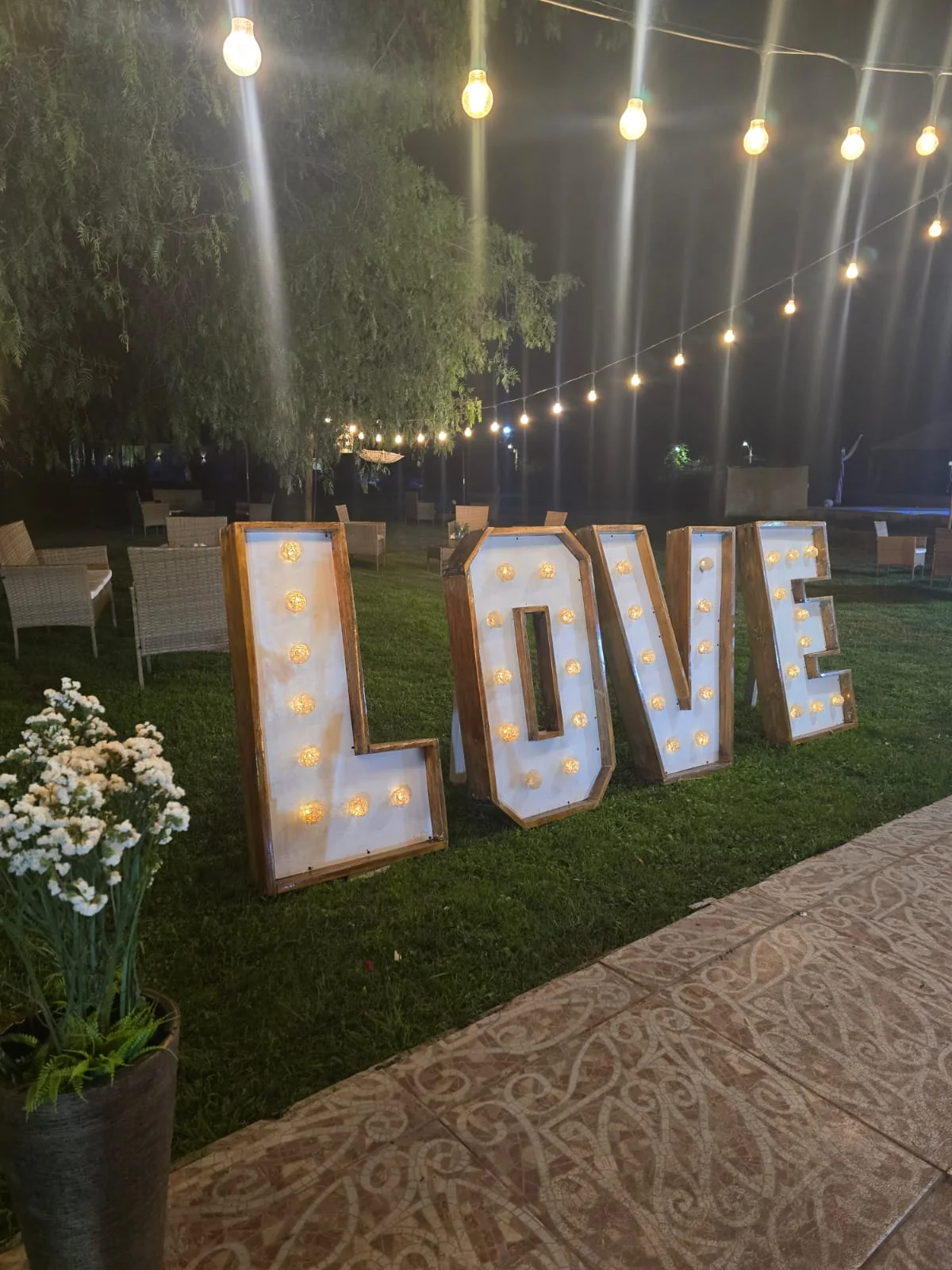 Letras luminosas LOVE durante una celebración nocturna