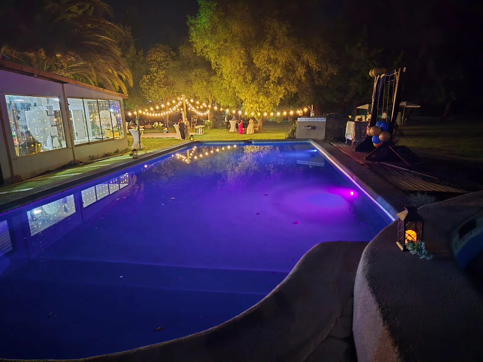 Piscina iluminada durante la noche
