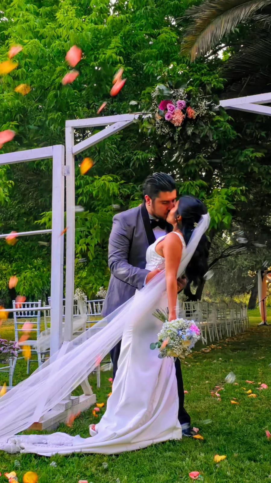 Novios en los jardines de Casona de Ossa Eventos