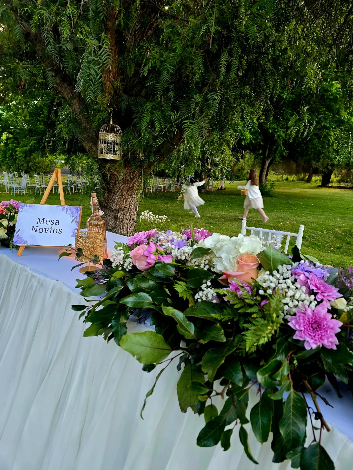 Mesa de novios con decoración floral