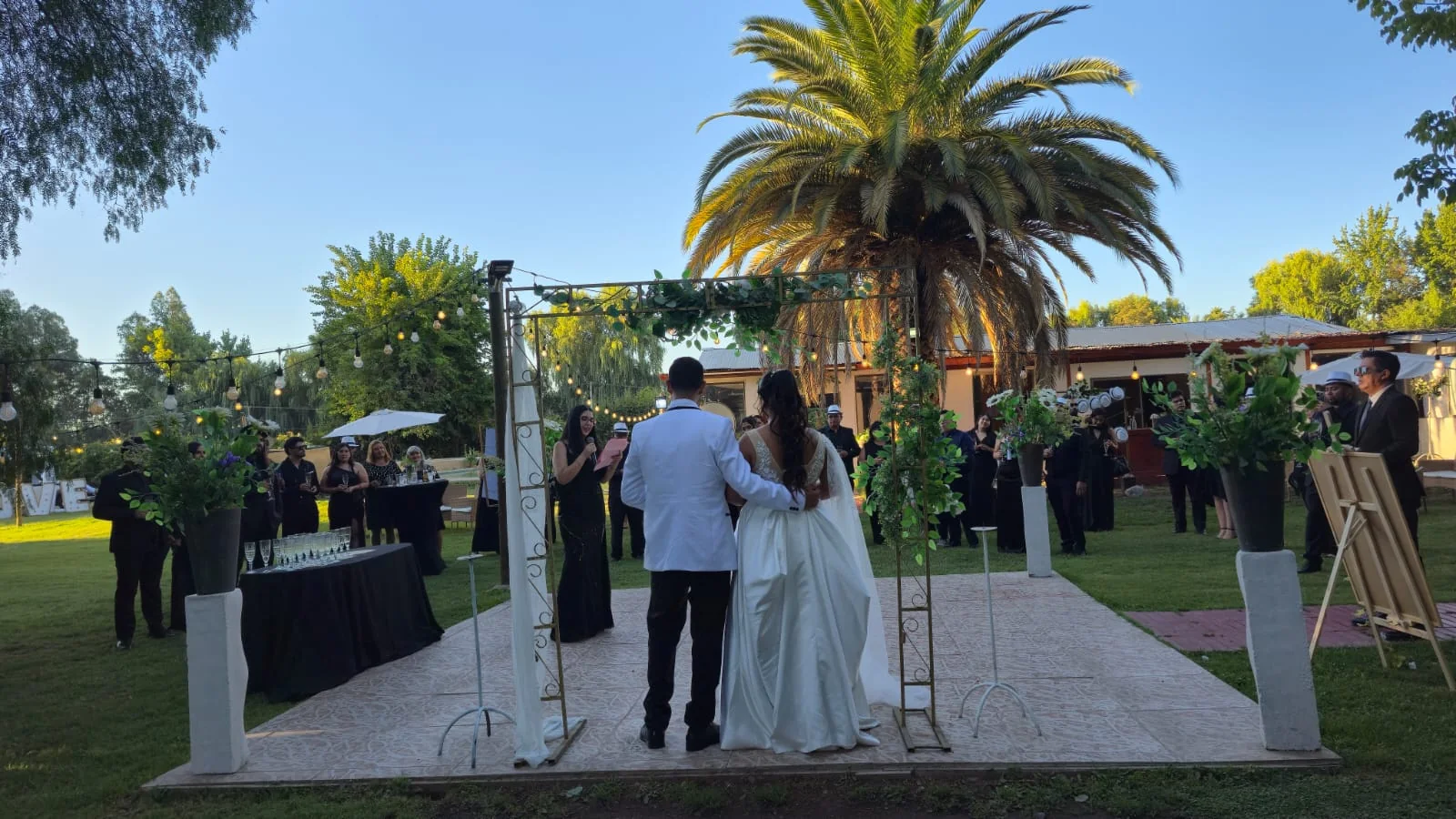 Novios y recepción en los jardines