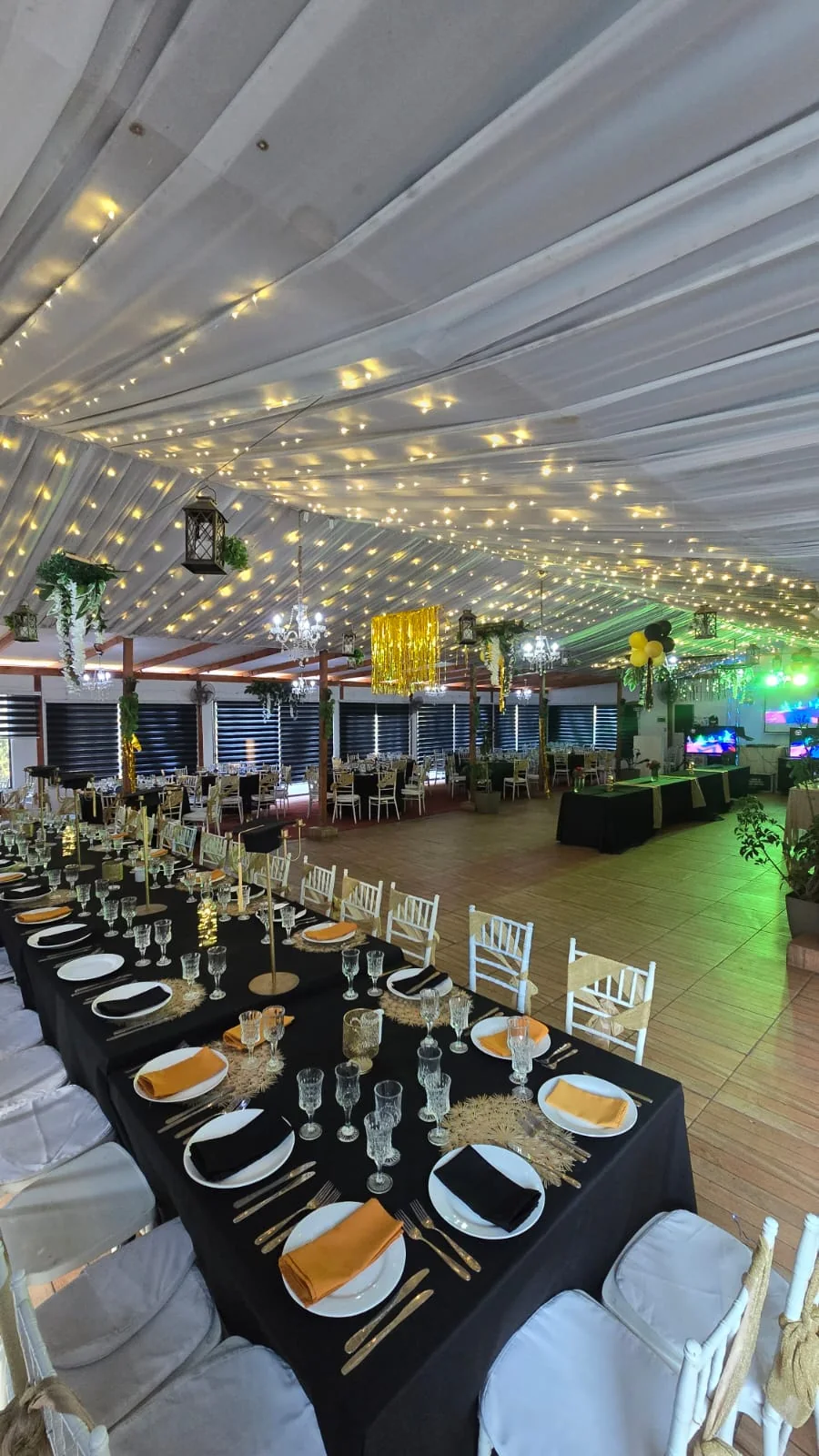 Salón de eventos con iluminación cálida