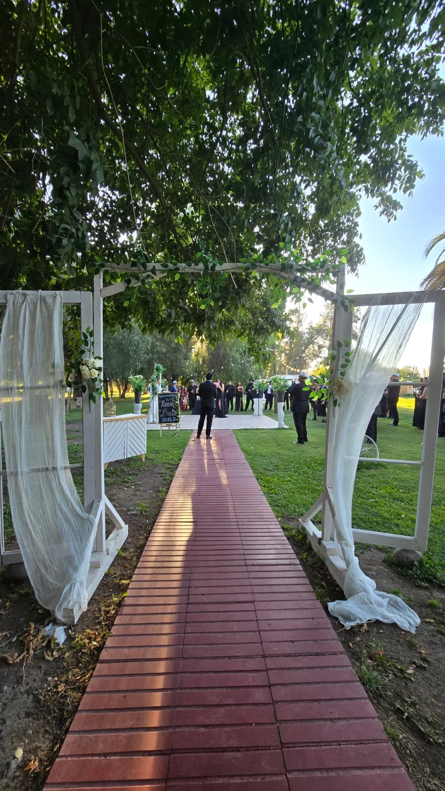 Camino de acceso preparado para ceremonia