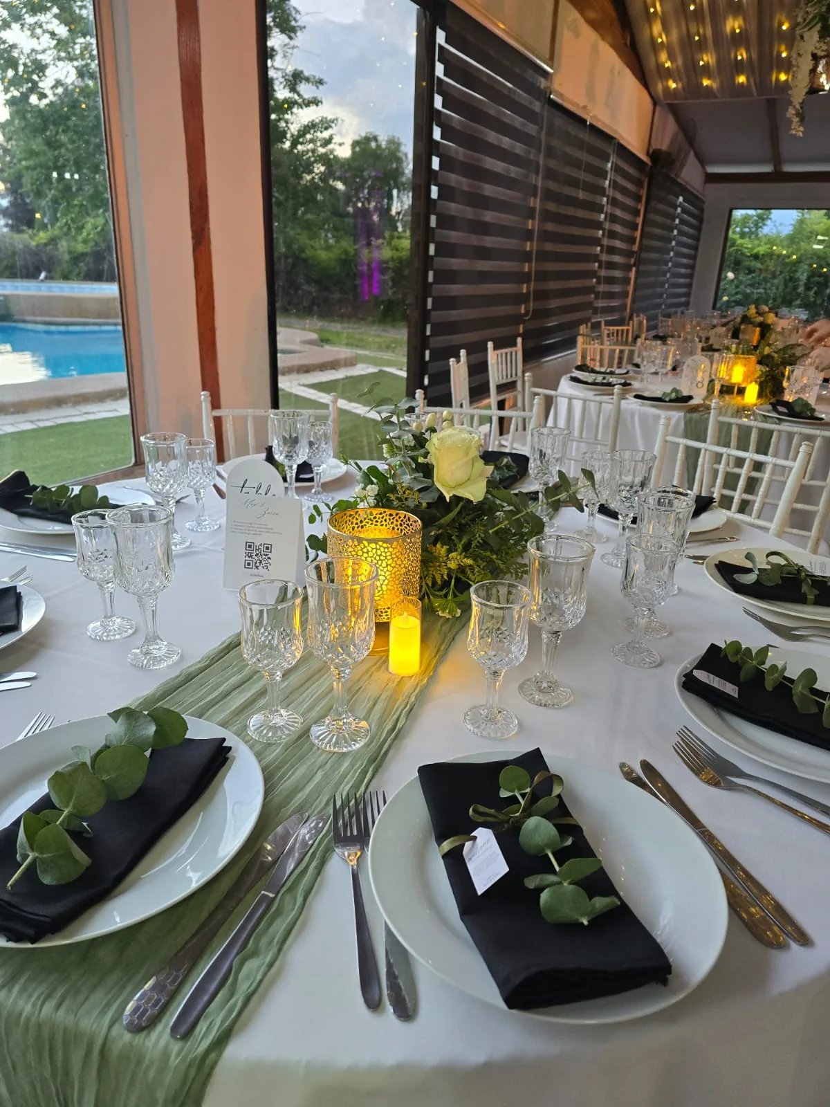 Detalle de mesa y vajilla preparada para evento
