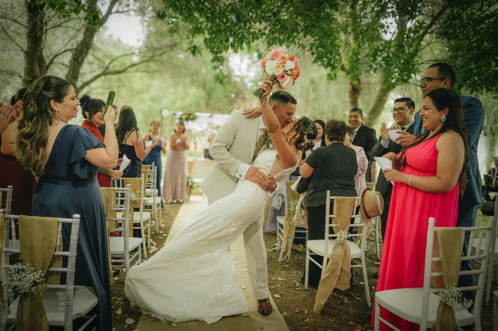 Novia durante una ceremonia en los jardines