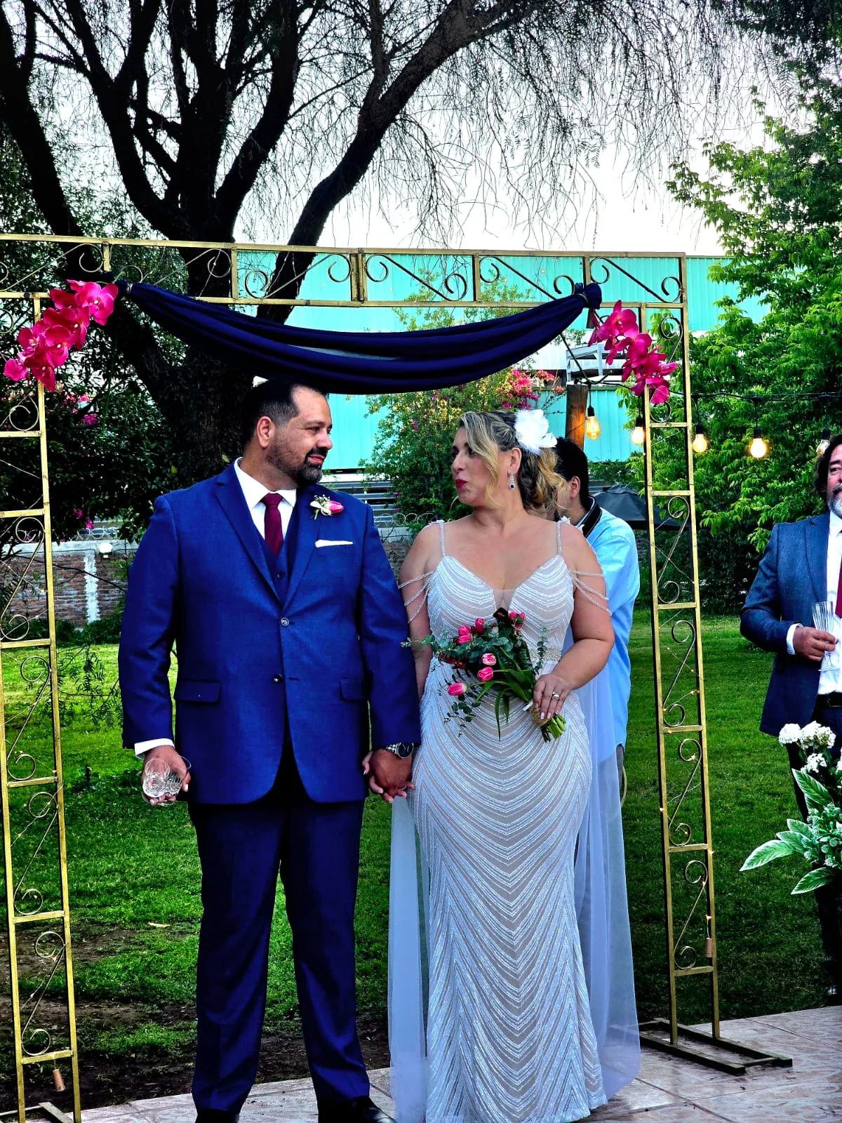 Pareja de novios en los jardines de Casona de Ossa Eventos