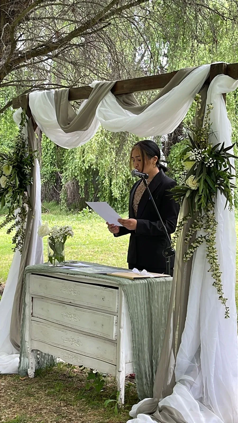Oficiante durante una ceremonia de matrimonio