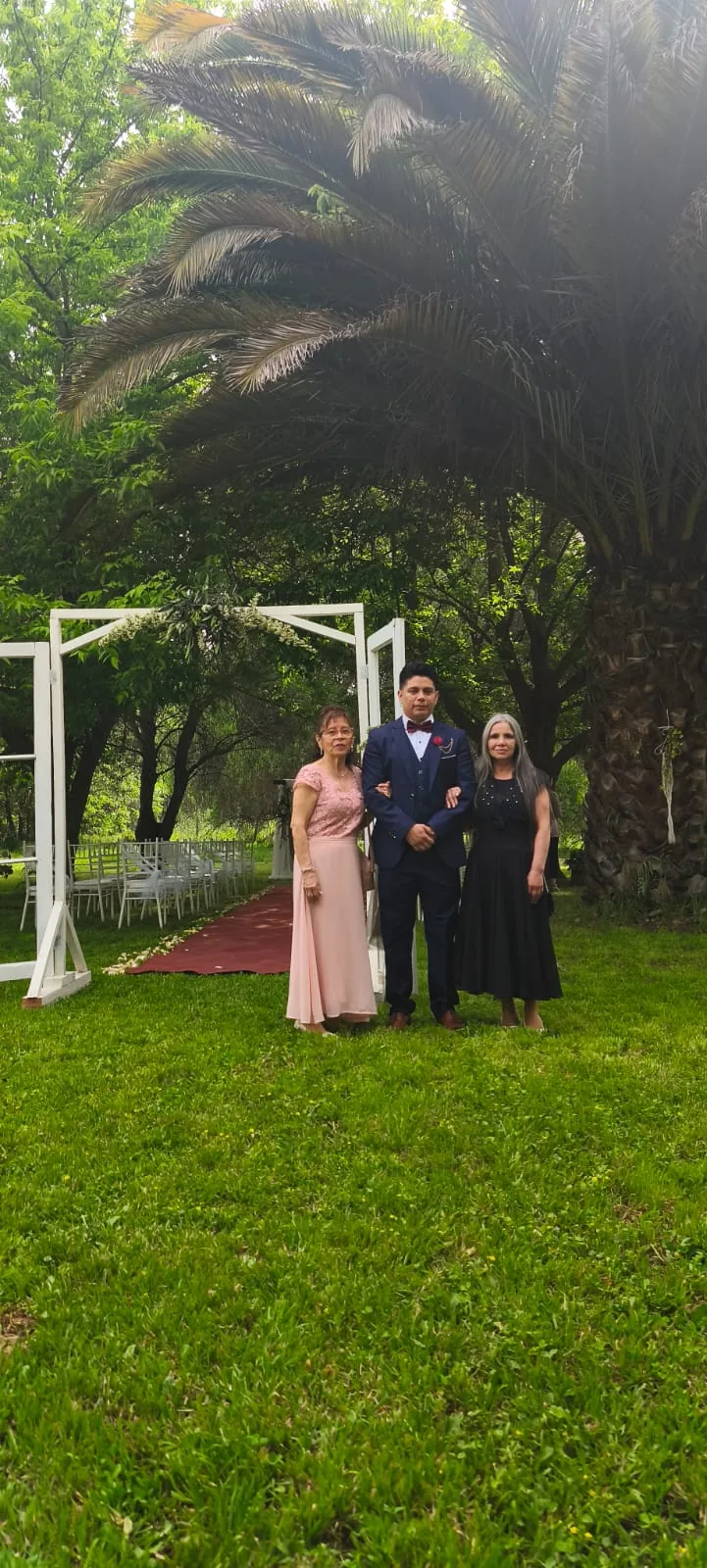 Novios y familiares durante la celebración