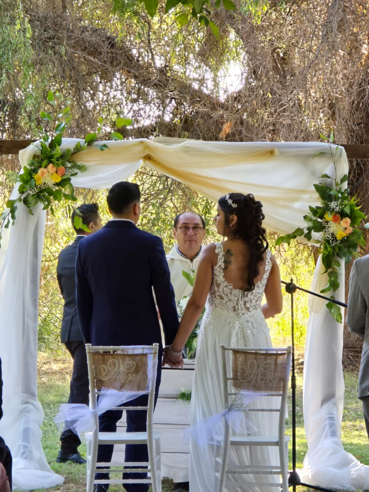 Novios frente al altar de ceremonia