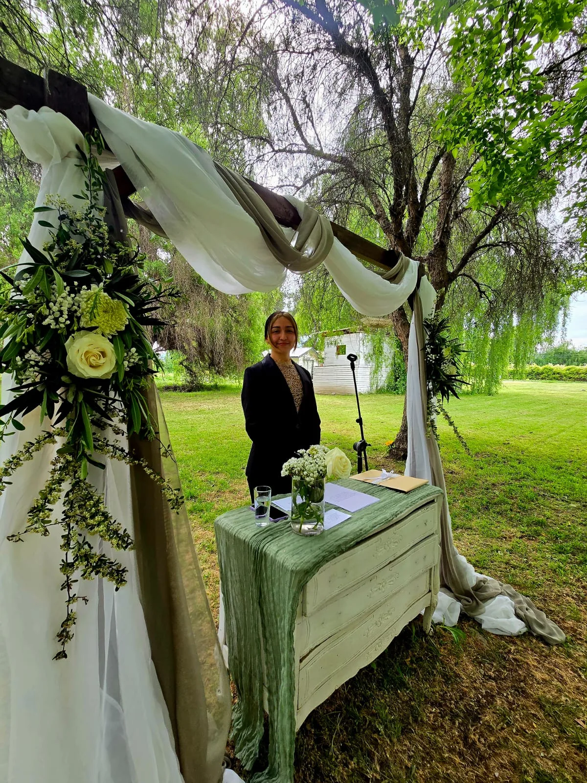 Ceremonia bajo pérgola en Casona de Ossa Eventos