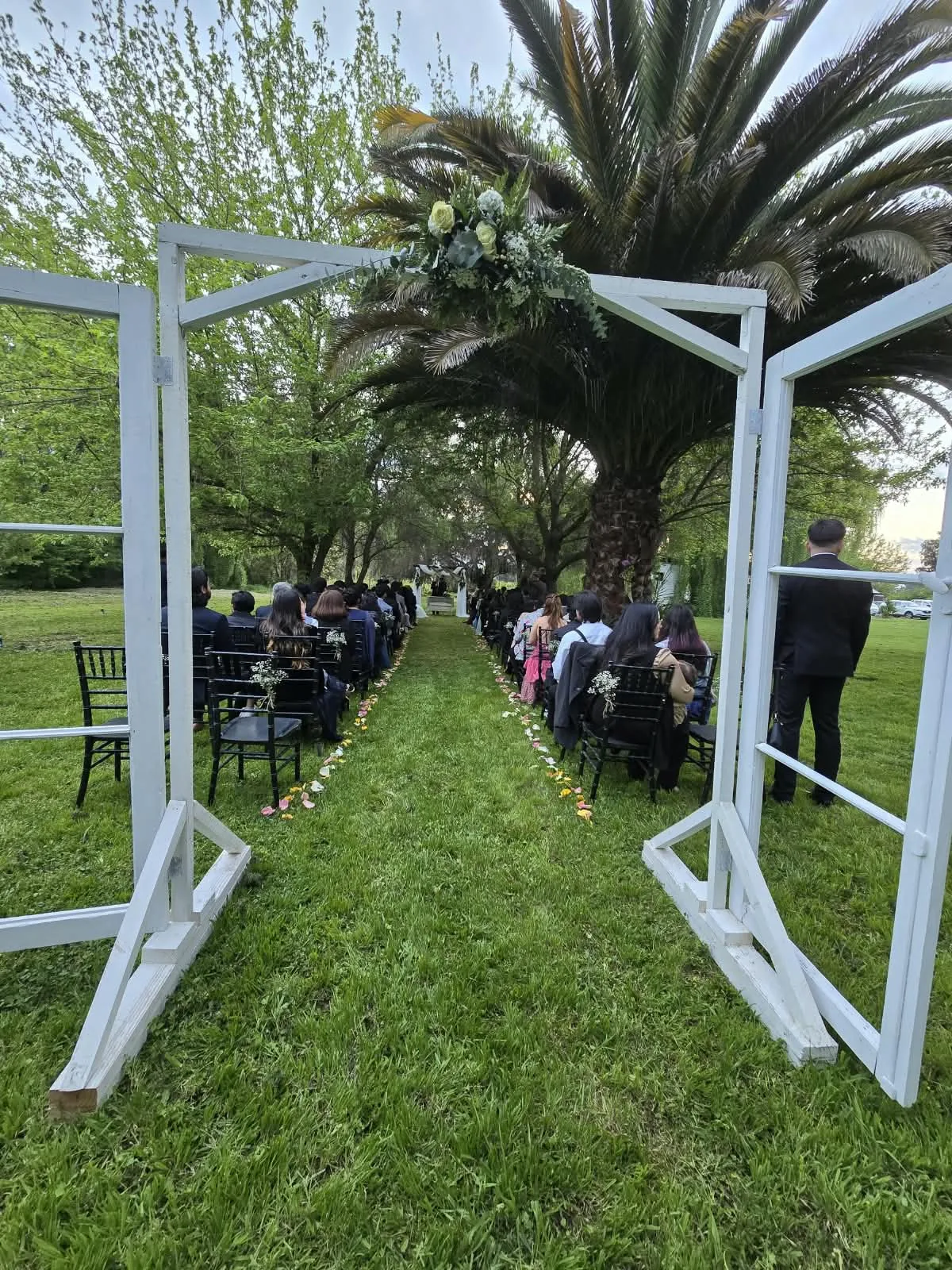 Entrada preparada para ceremonia en el jardín