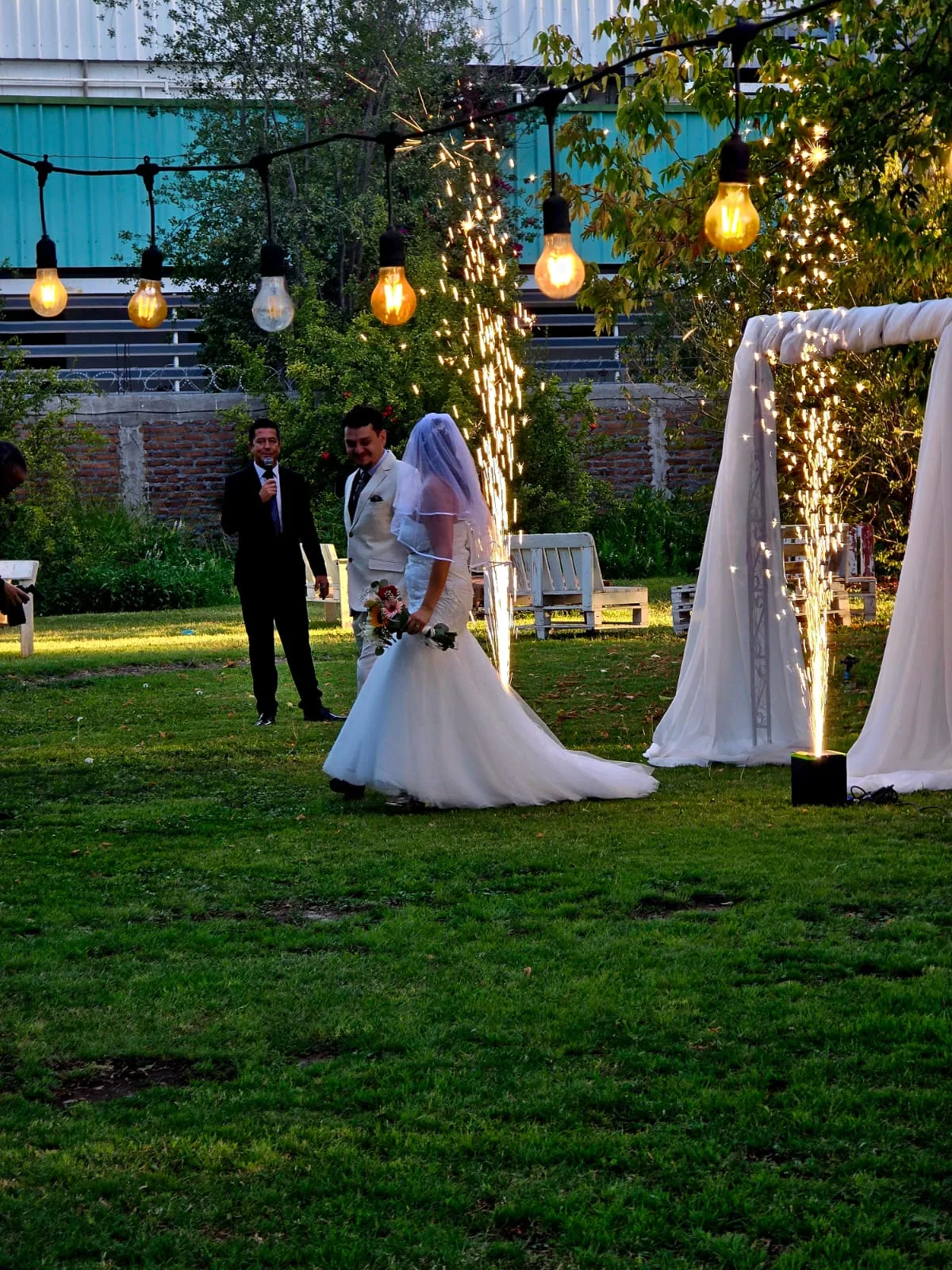 Novios en el jardín durante su celebración