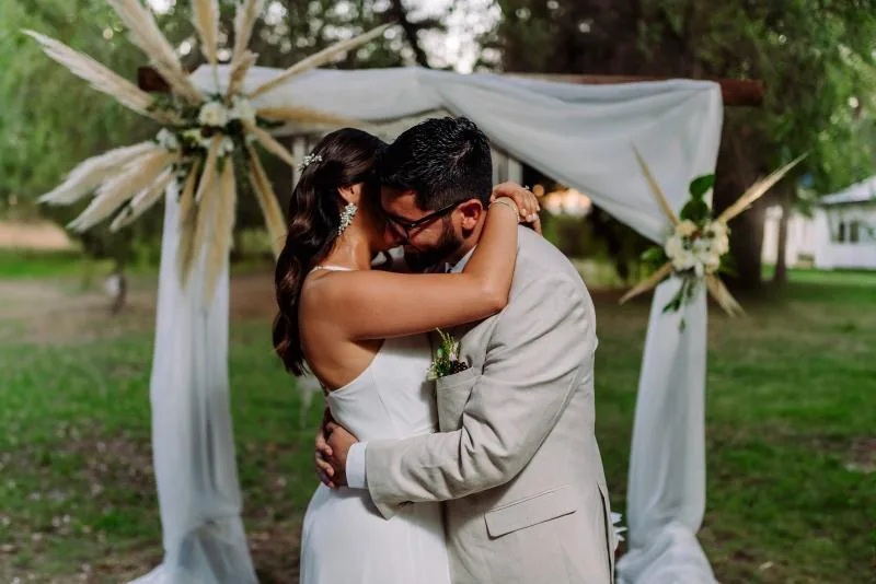 Abrazo de novios después de la ceremonia