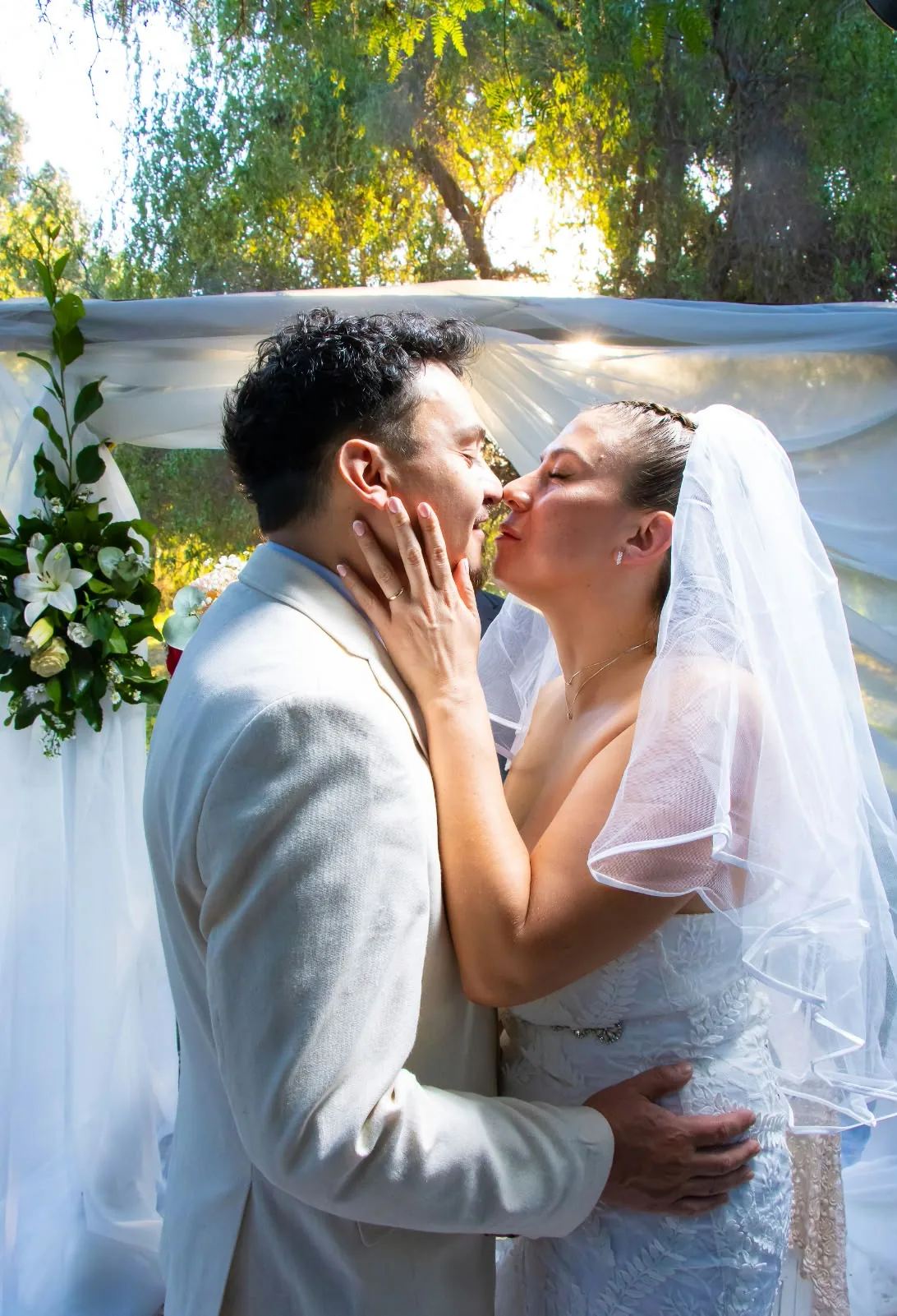 Fotografía de novios durante un matrimonio en Casona de Ossa Eventos