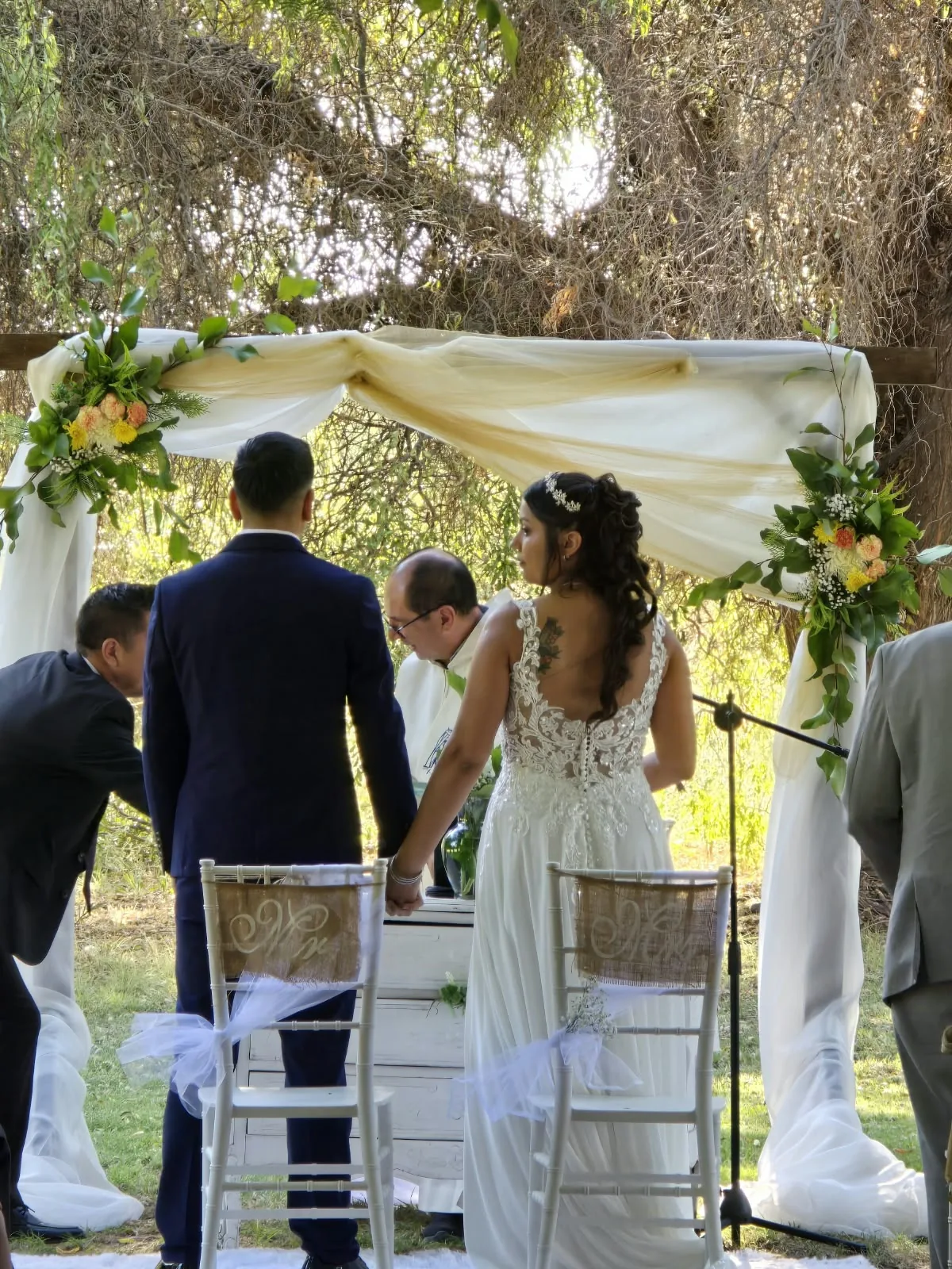 Novios ante el altar de ceremonia