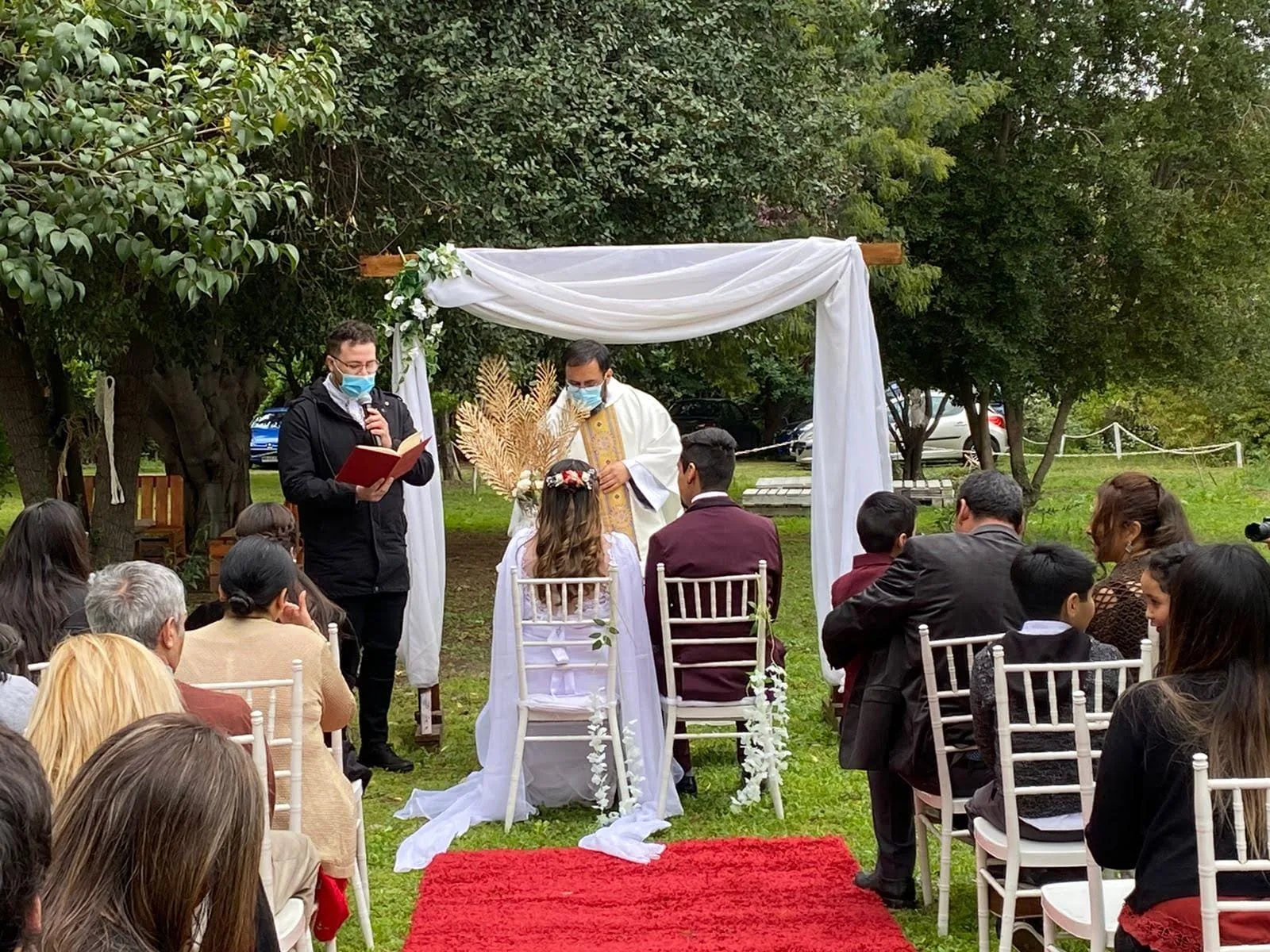 Ceremonia con alfombra roja en los jardines