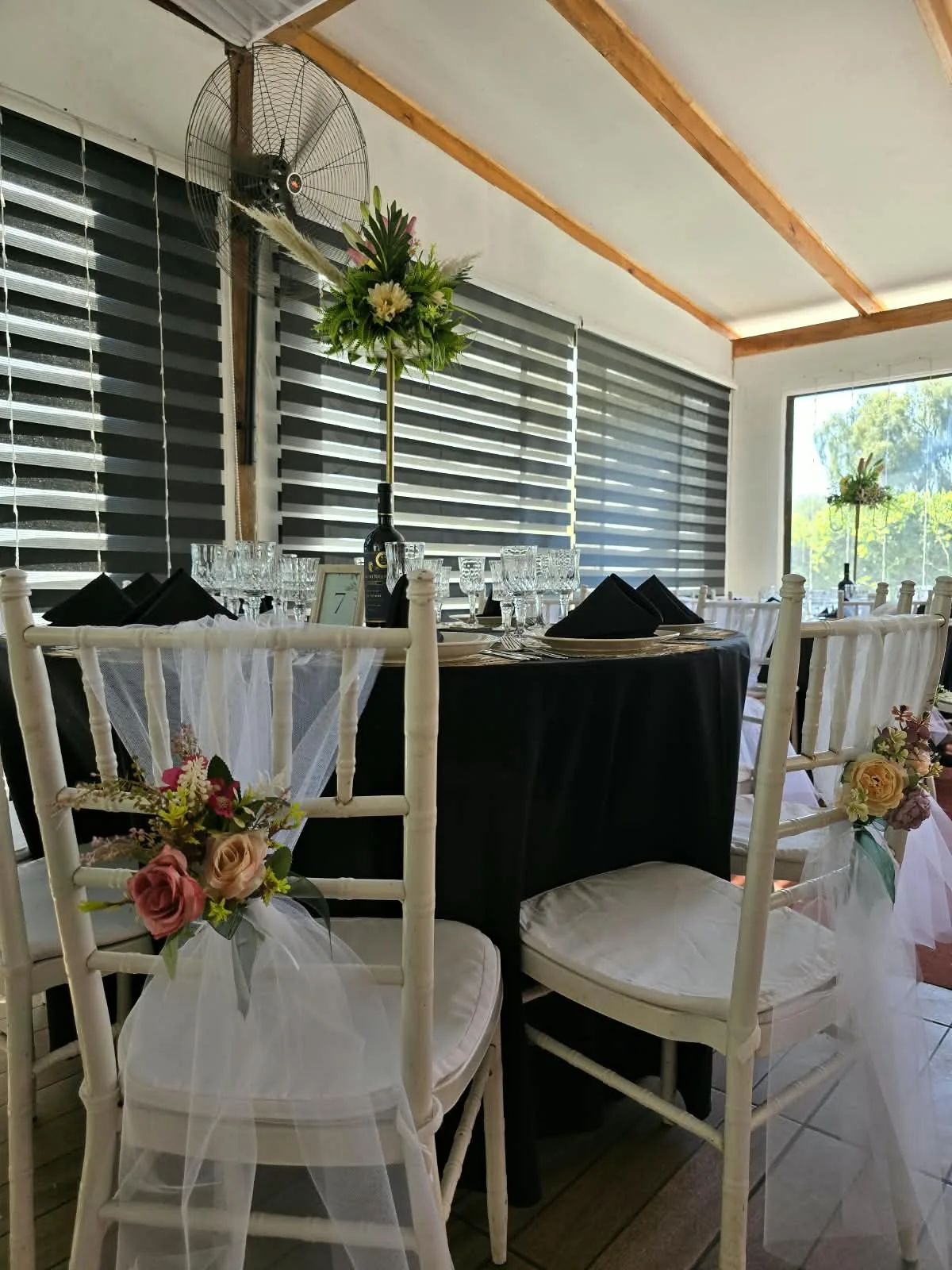 Montaje de mesa en el salón