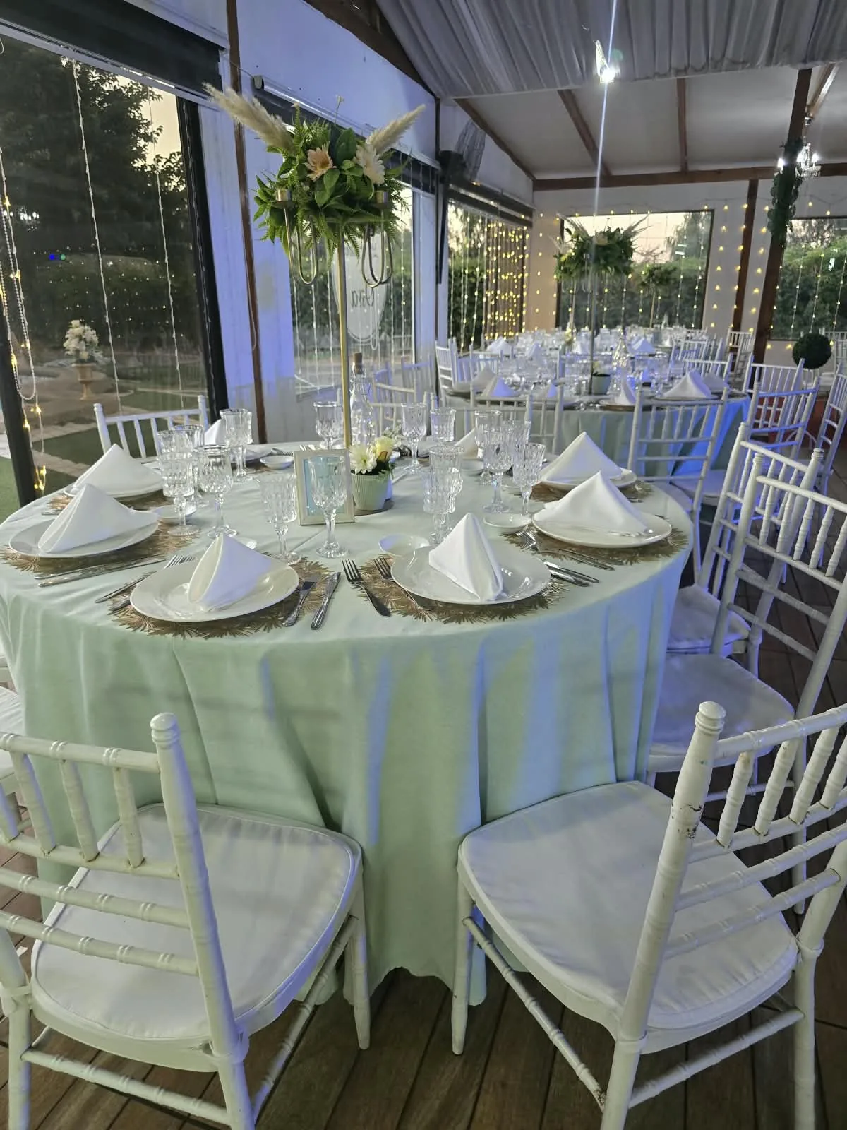 Mesa redonda montada para matrimonio