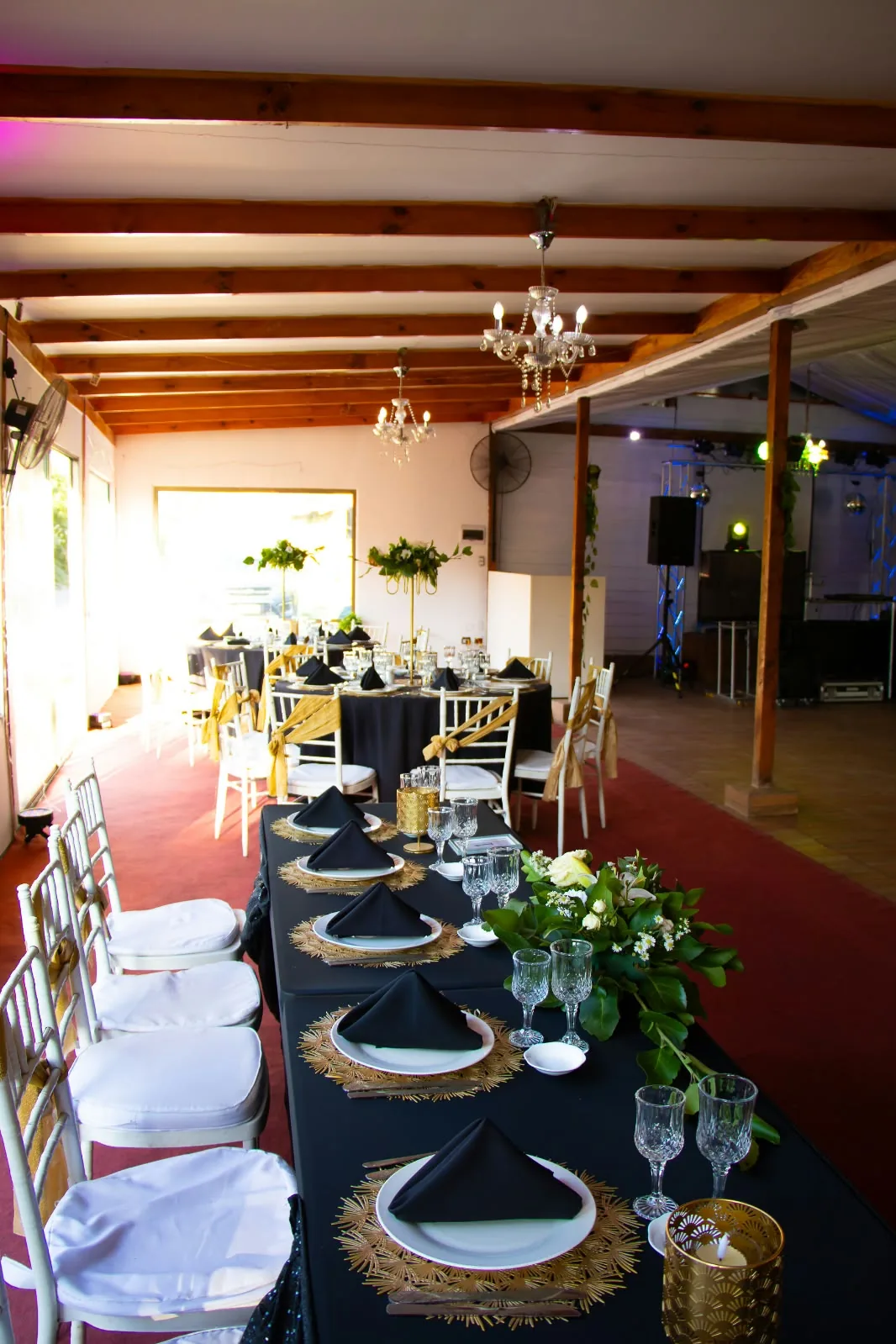 Salón con mesas y pista de baile