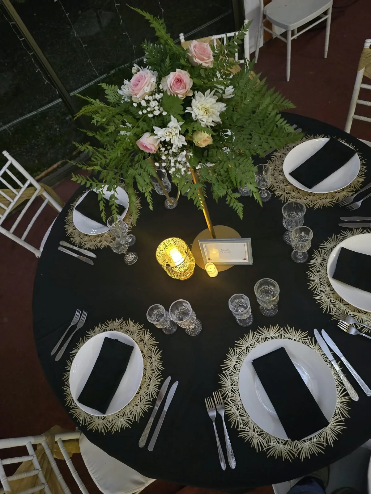Detalle de vajilla y mesa