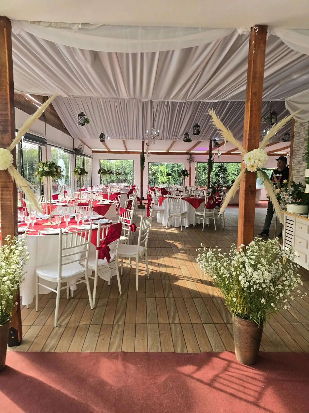 Salón preparado con mesas decoradas