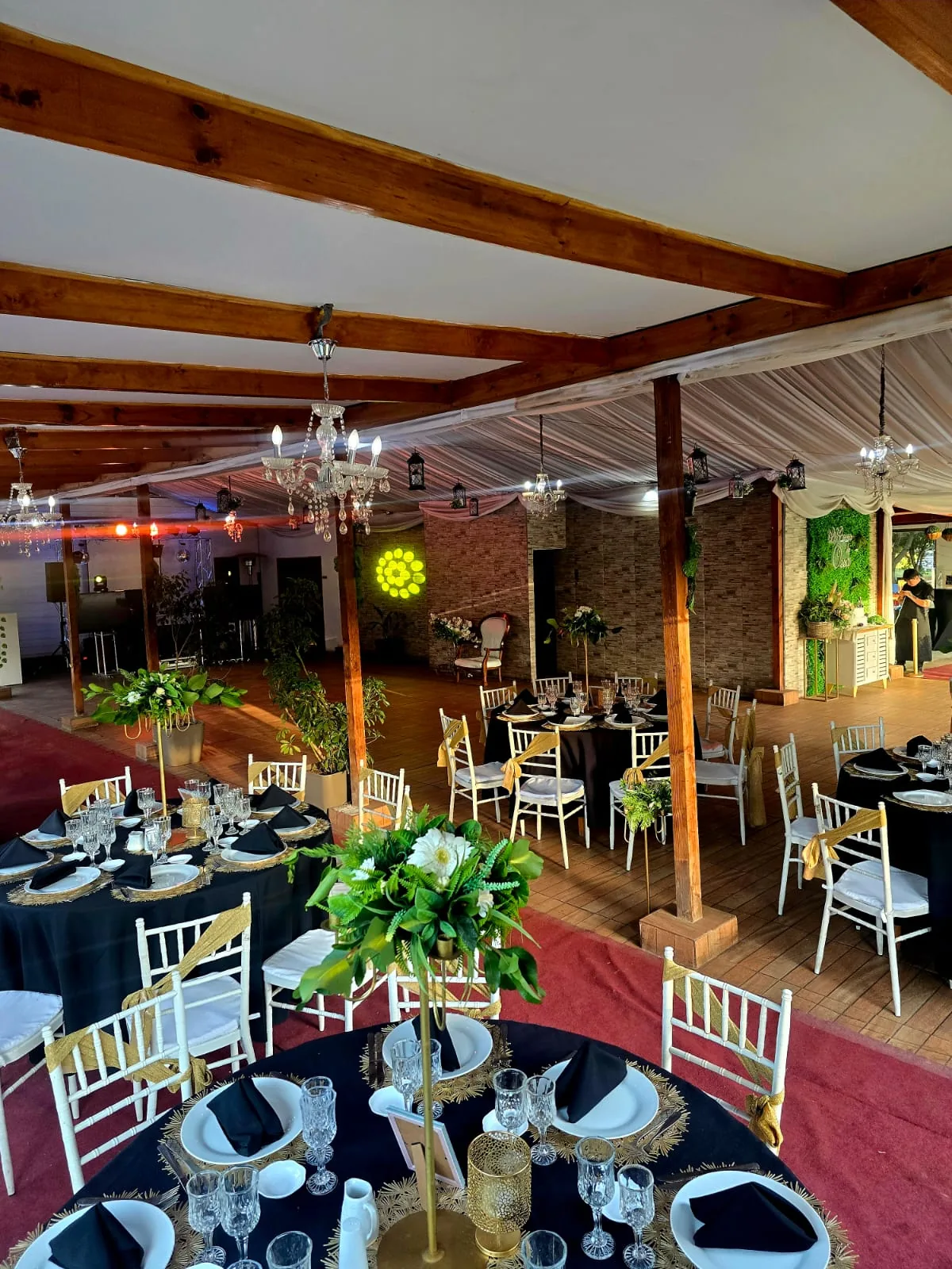Área de recepción con mesas preparadas en Casona de Ossa Eventos