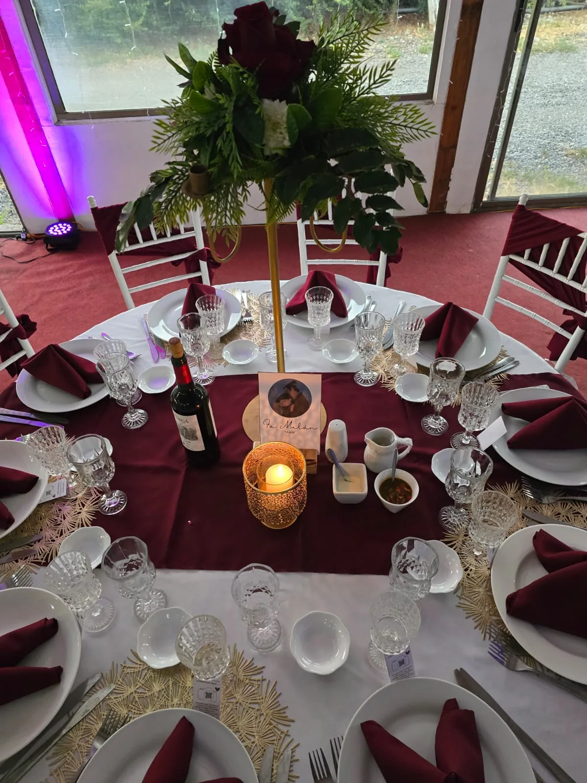 Detalle de mesa con velas