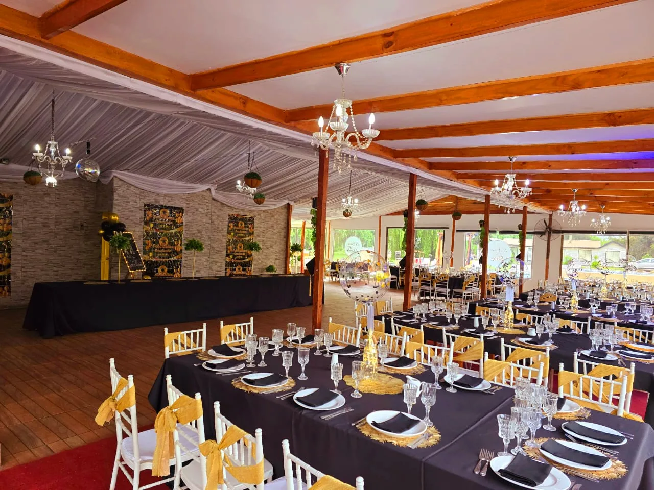 Salón con montaje clásico para celebración