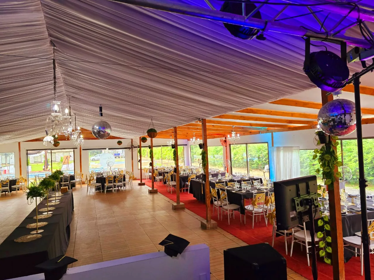 Salón ambientado para una celebración nocturna