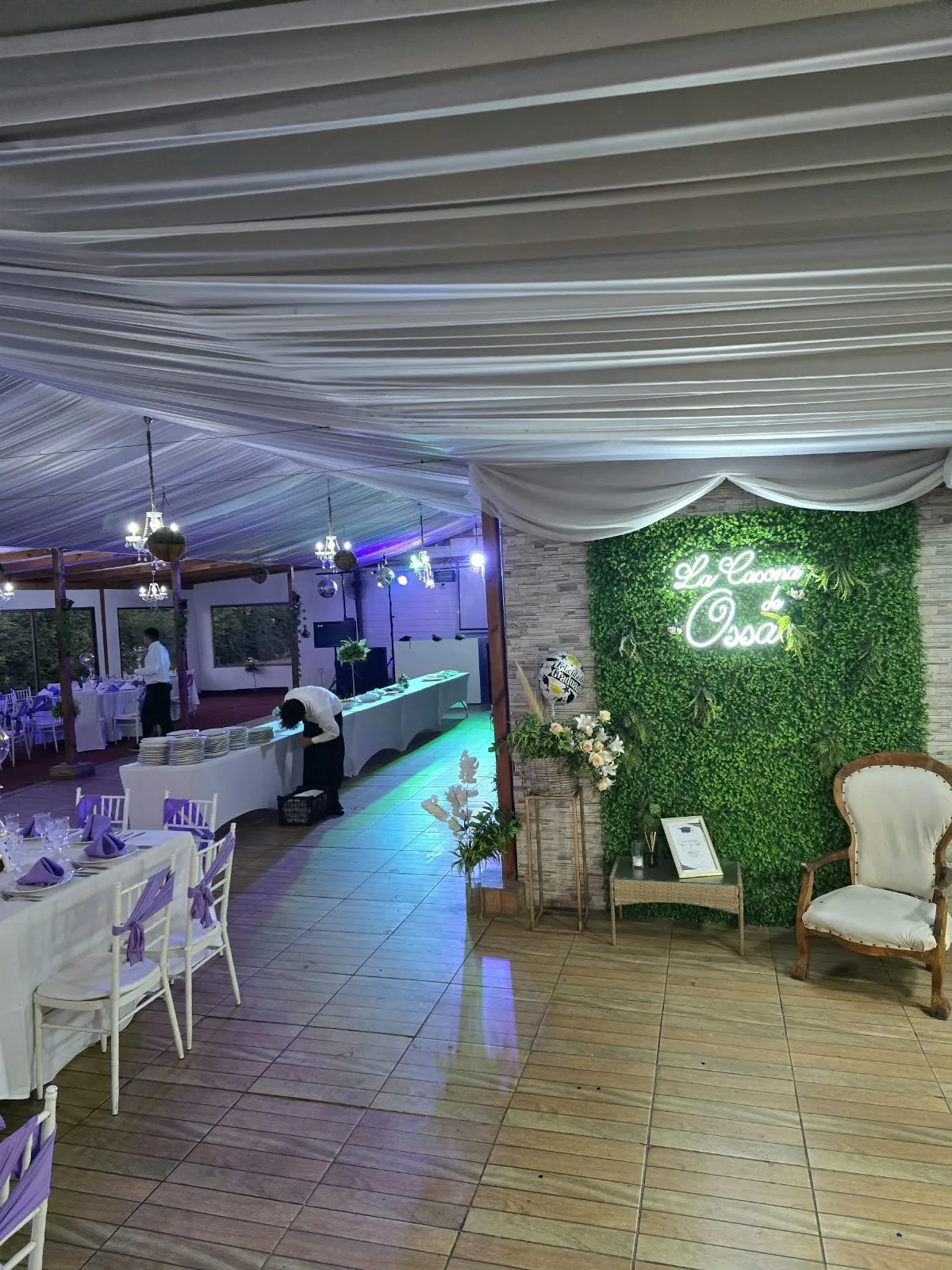 Salón moderno con iluminación de fiesta