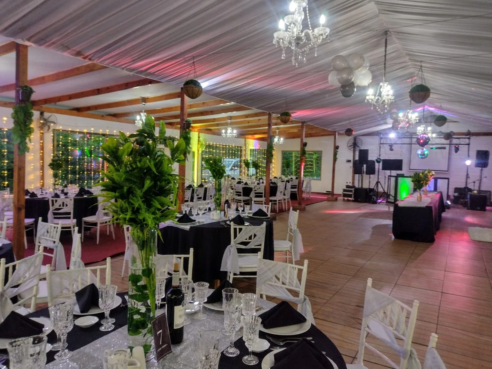 Salón con muro vegetal e iluminación