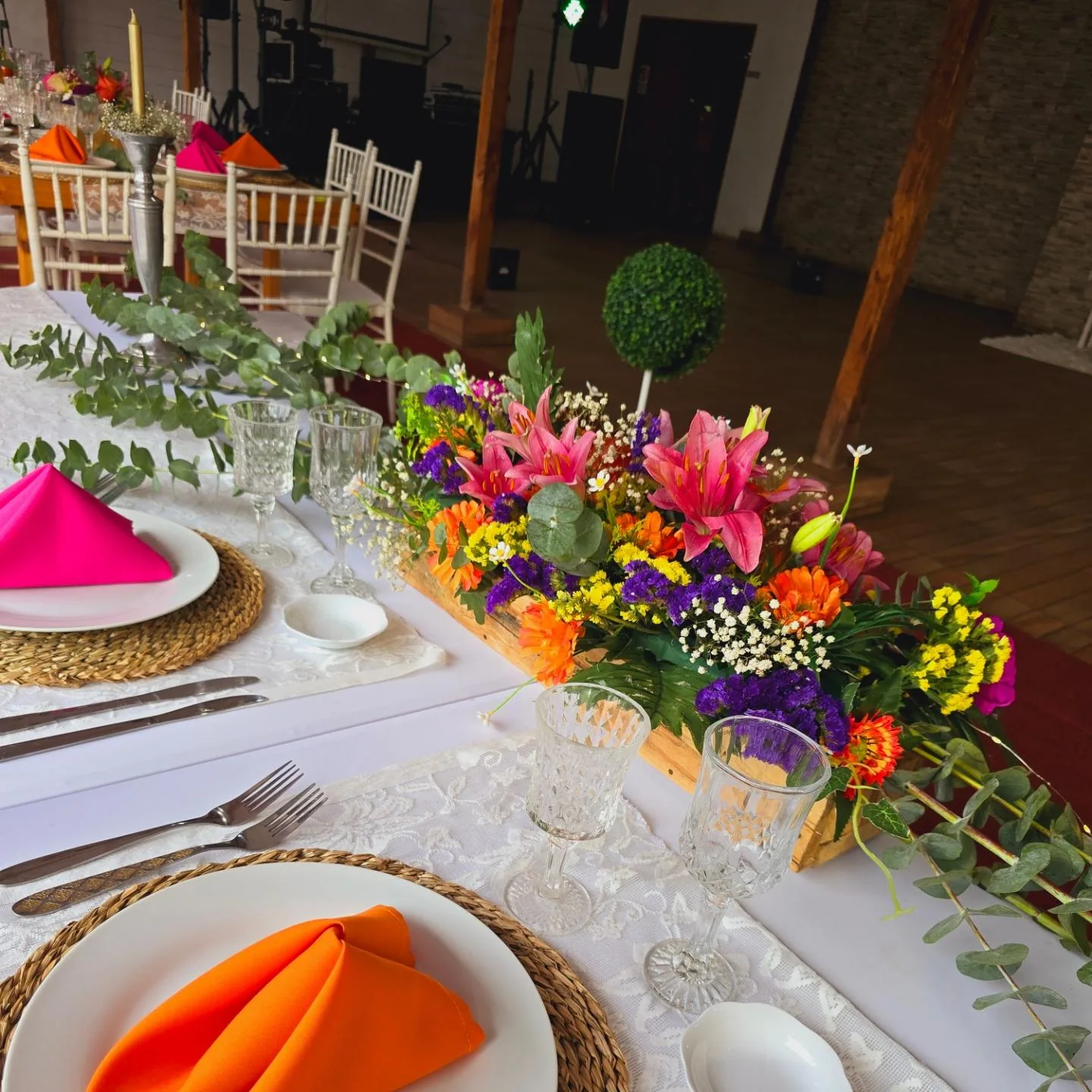 Arreglo floral sobre mesa de celebración
