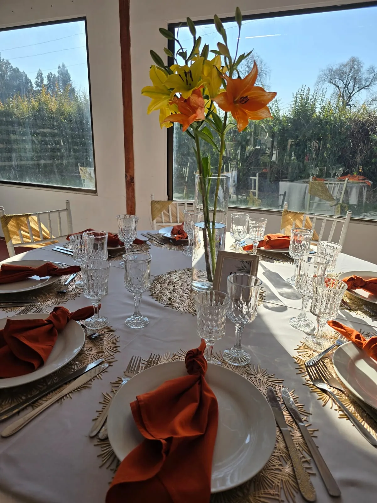 Mesa con vajilla y cristalería